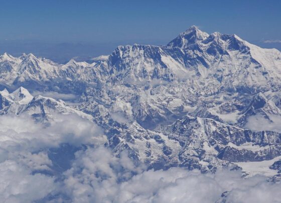 5 Mount Everest Climbers Die