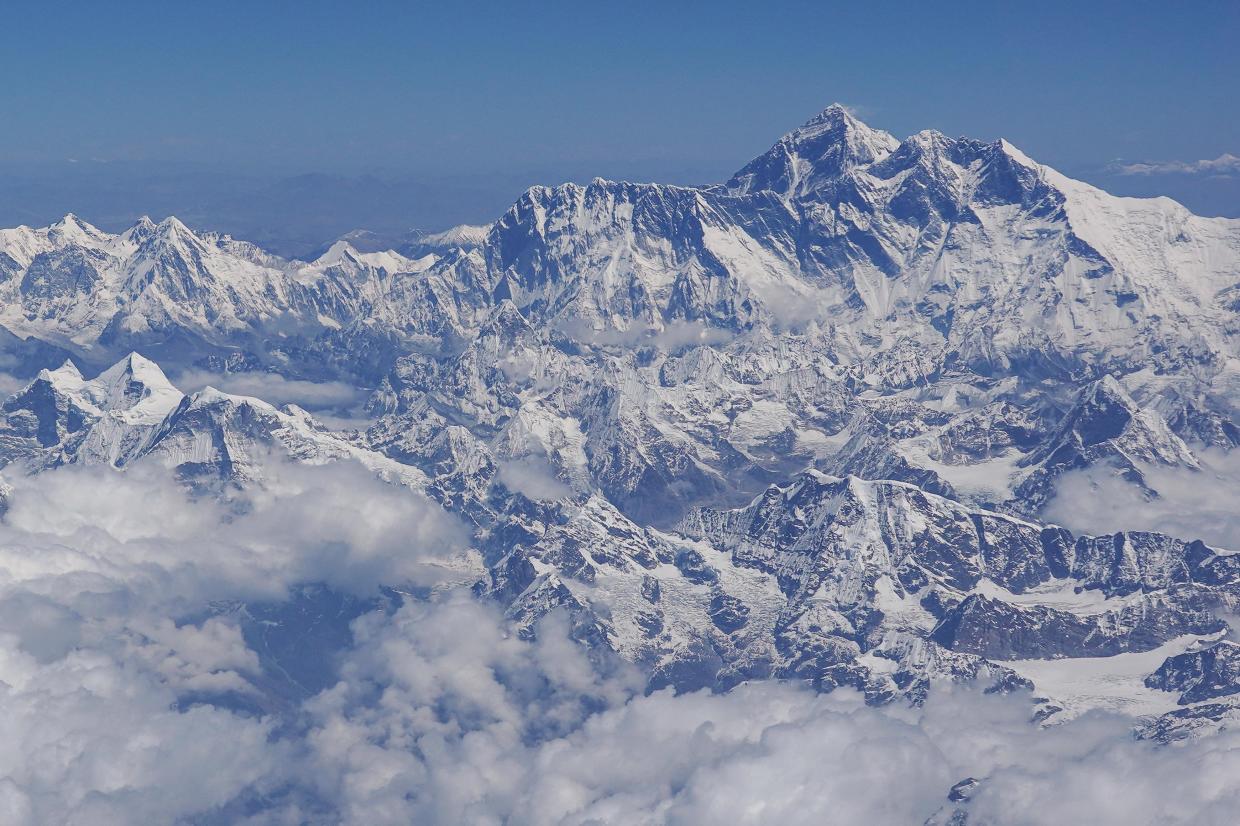 5 Mount Everest Climbers Die