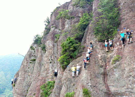 Chinese climbers stuck on Yandang Mountain