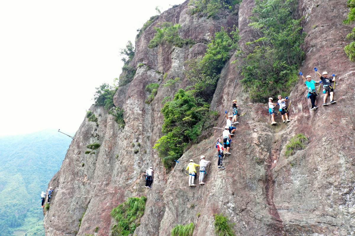 Chinese climbers stuck on Yandang Mountain