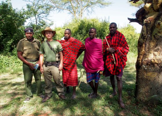A Chinese went on safari in Kenya